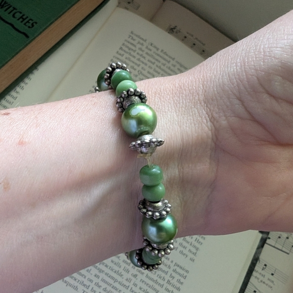 Elegant Green Beaded Bracelet - Picture 5 of 6
